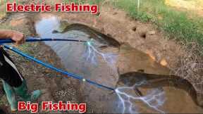 Electric Fishing || Catching Fish in Dry Season || Catch A Lot Of Fish With An Electric Machine