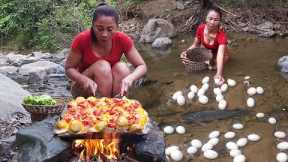 Catch fish and pick egg for food - Cooking egg spice tasty on the rock for dinner- Cooking in jungle