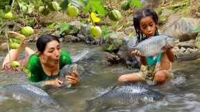 Pick guava fruit and catch big fish in waterfall- Mother steaming fish spicy with lemon for lunch
