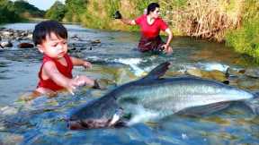 Wild Women - Son amazing Catch big fish in river - cook big fish eating Delicious