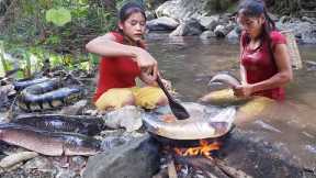 Catch and cook, Fresh fish curry delicious for dinner | Adventure solo in jungle