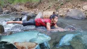 Catch big fish by hand in river - Big fish soup spicy chili for dinner - Survival cooking in forest