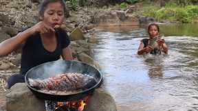 Survival skills: Catch fish in river and Cooking fish tasty recipe for eating delicious