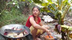 Adventure in jungle: Found catch big fish by hand, Grilled big fish banana for dinner - Solo cooking