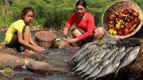 Survival skills-How to cook sea fish curry spicy cooking in forest-Cooking sea fish eating delicious