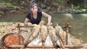 Wow Spicy and Tasty Grilling Snakehead fish! Catch & Cook Fish for our lunch in forest@lisaCooking2