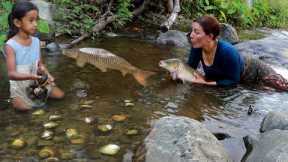 Top survival skills mother with daughter in forest- Catch big fish & pick mussels for food +6cooking