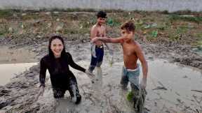 Bare Hand Fishing In The Muddy Water &  Cook On The Rice Field