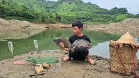 Boy Thanh went to the lake to make a net to catch 5kg fish to sell, and marinated fish to eat later