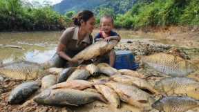 How to catch giant fish in a muddy pond with her son - the daily life of a single mother