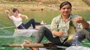 Moving the vegetable garden, casting nets overnight to catch fish. the girl's daily life.