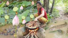 Survival in the rainforest, Catch fish & frog for jungle food, Catch and cook snail spicy for dinner