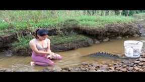 Girl uses bamboo cage and net to catch fish, How To Catch Fish In The Wild, Bushcraft Survival