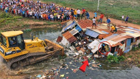 +Great new project!! Complete 100% clearing, pushing soil, garbage in water the houses by Bulldozer