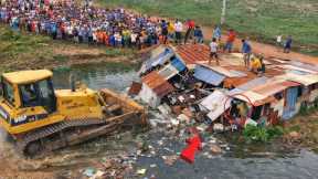 +Great new project!! Complete 100% clearing, pushing soil, garbage in water the houses by Bulldozer